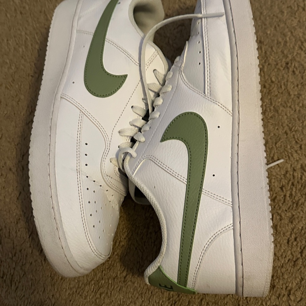 Nike Men's White and Green Sneakers